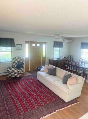 TV connectée, livres, chaîne hi-fi