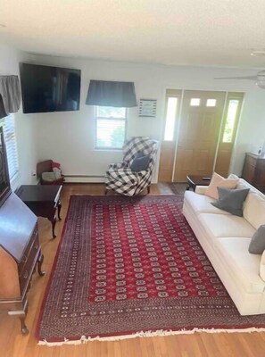 TV connectée, livres, chaîne hi-fi