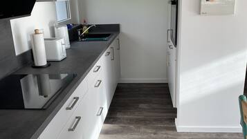 Wasserkocher mit Kaffee-/Teezubehör, Kühlschrank, Mikrowelle, Ofen