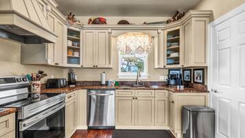 Een koelkast, een magnetron, een oven, een kookplaat