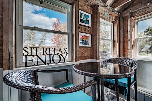 Our charming cottage and bunkhouse invites you to experience a lakeside getaway!