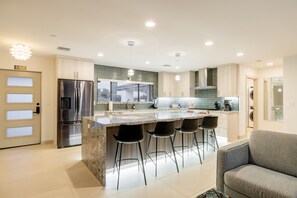 Kjøleskap, mikrobølgeovn, ovn og kokeplater