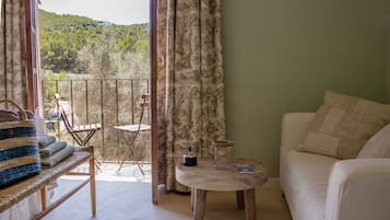Habitación superior, 1 cama King size | Área de sala de estar