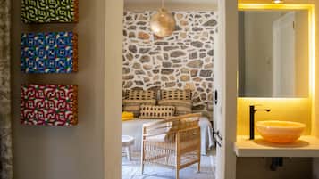 Habitación doble, balcón | Área de sala de estar