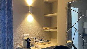 A bathroom with a sink, mirror, and shelves. - Gare du Nord Hotel (Sant Joan de Labritja)