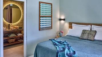 Quarto superior, 1 cama King | Frigobar, Wi-Fi de cortesia