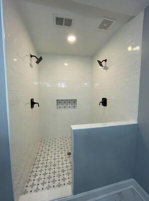 Een douche, een haardroger, handdoeken, zeep