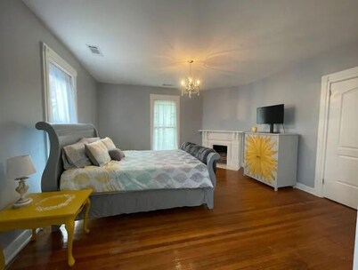 Parris on Main - Perfect for downtown Shelbyville, Bourbon Trail, and the Derby