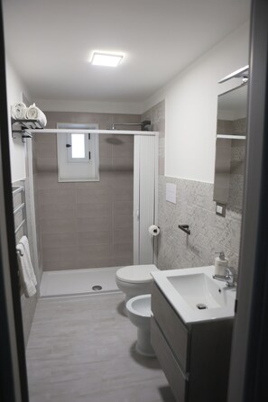 Standardværelse - 1 queensize-seng - privat badeværelse | Badeværelse | Bruser, brusehoved med spredningseffekt, gratis toiletartikler, bidet