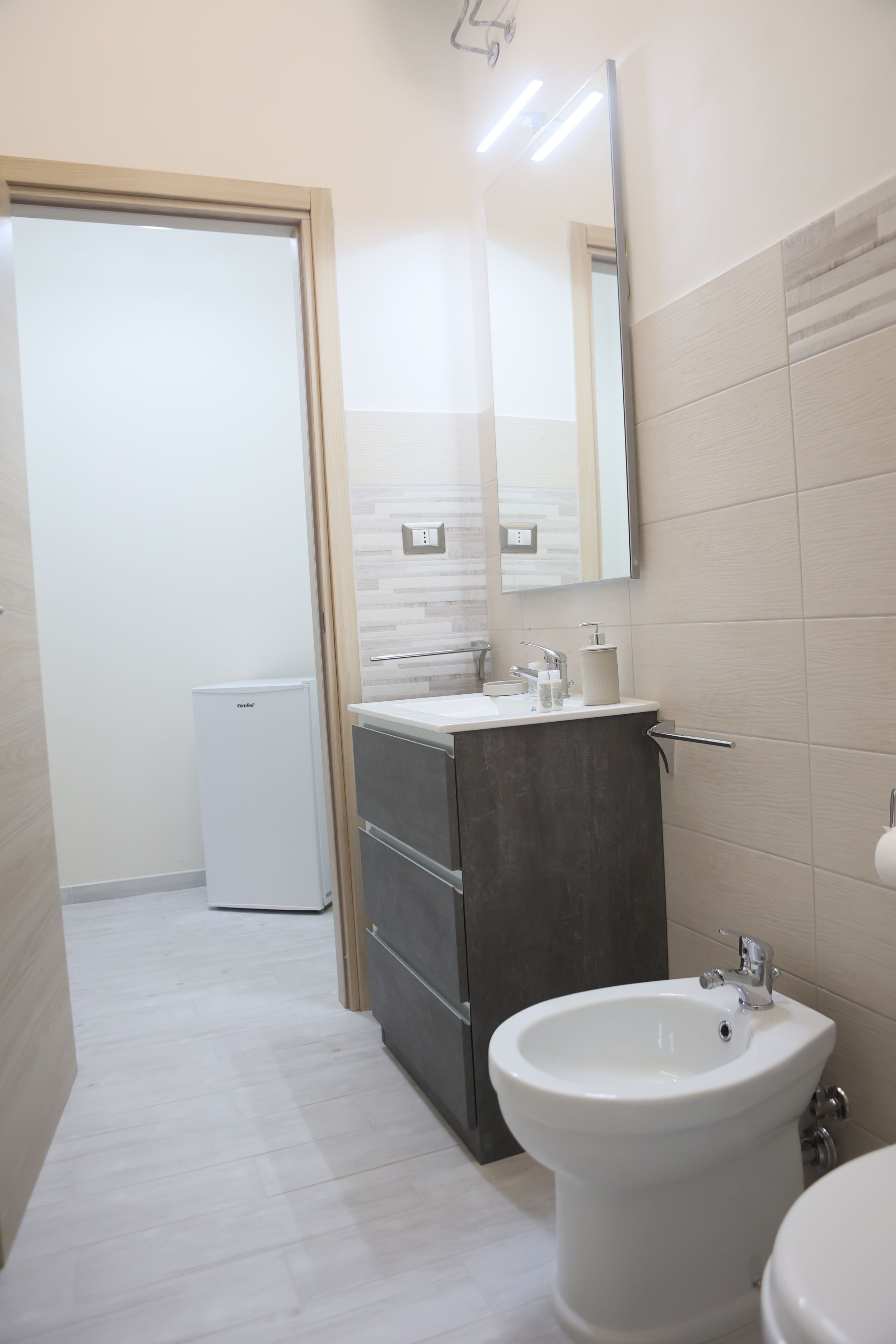 Camera Deluxe | Bagno | Doccia, soffione a pioggia, set di cortesia gratuito, bidet