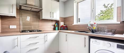 Geladeira, micro-ondas, fogão, cooktop
