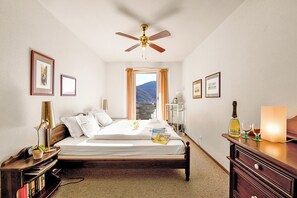 2 soverom, skrivebord for bærbar PC og strykejern/-brett