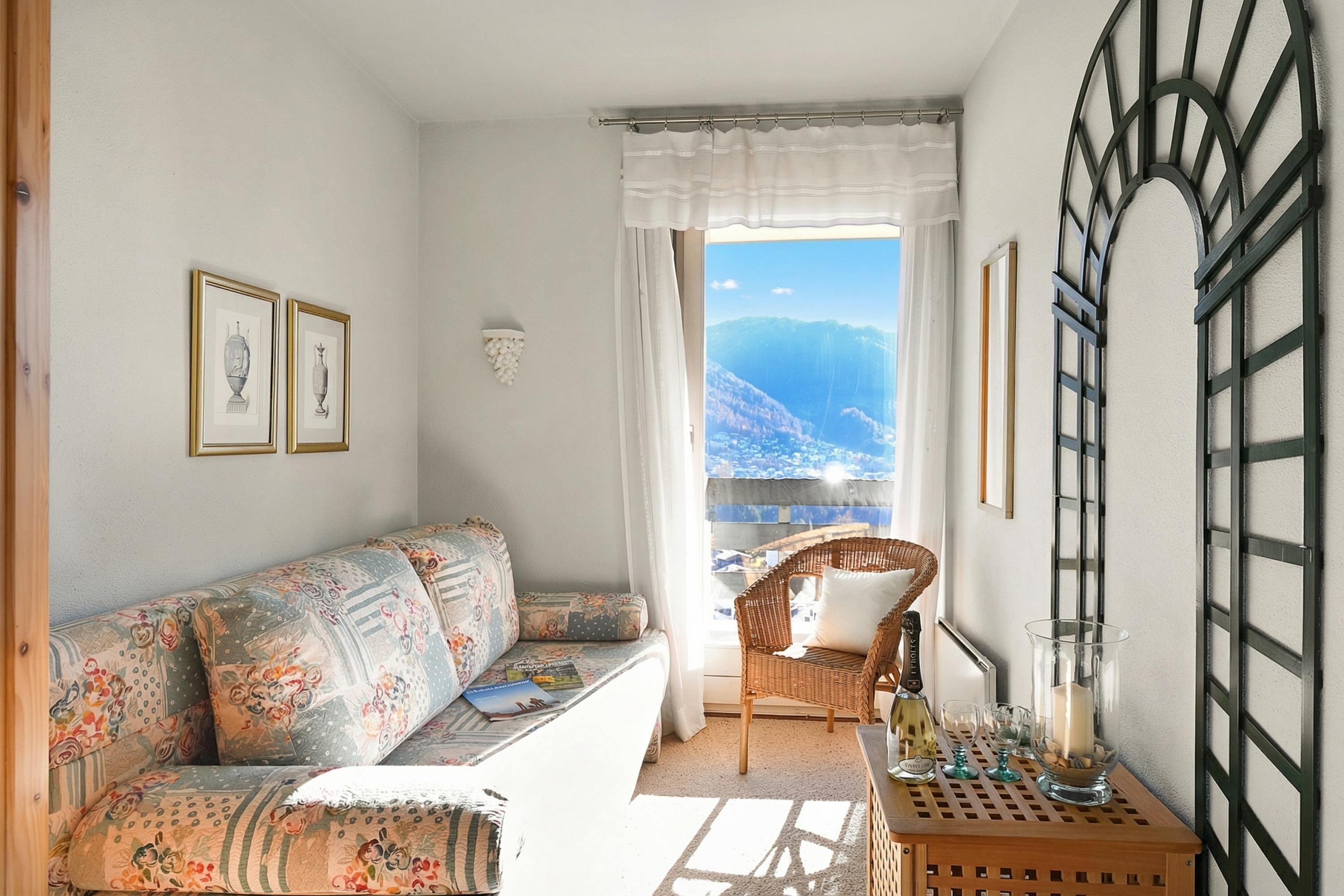 Residenza Standard, 2 camere da letto, balcone, lato montagna (Feeling Home with View in Lugano) | Area soggiorno | TV a schermo piatto, impianto stereo