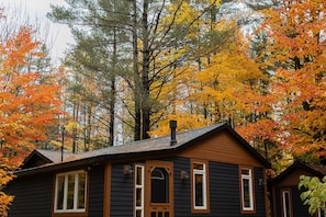 Exterior - Doma Lodge - Cozy Muskoka Cabin in the Woods (Huntsville)