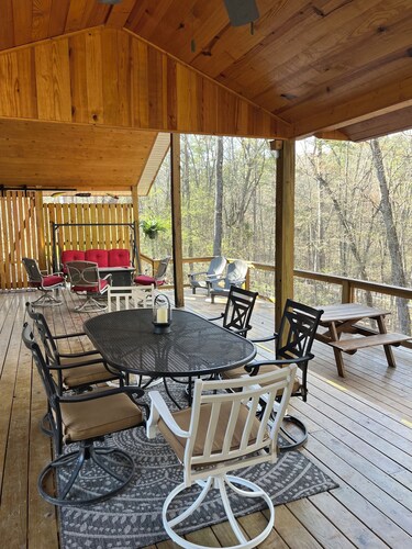 Lakeside Lodge for family fun with game room and covered deck! Fish & Swim!!!