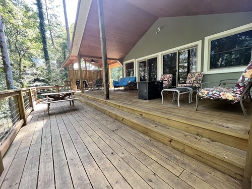 Lakeside Lodge for family fun with game room and covered deck! Fish & Swim!!!