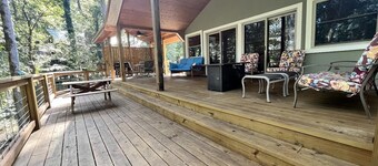 Lakeside Lodge for family fun with game room and covered deck! Fish & Swim!!!