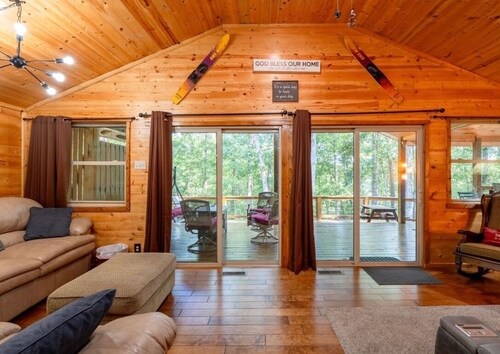 Lakeside Lodge for family fun with game room and covered deck! Fish & Swim!!!