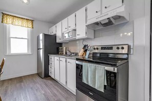 Fridge, microwave, oven, toaster - Art Deco Den: Crib | Pet | Free Prkg | Fire TV
 (Cornwall)