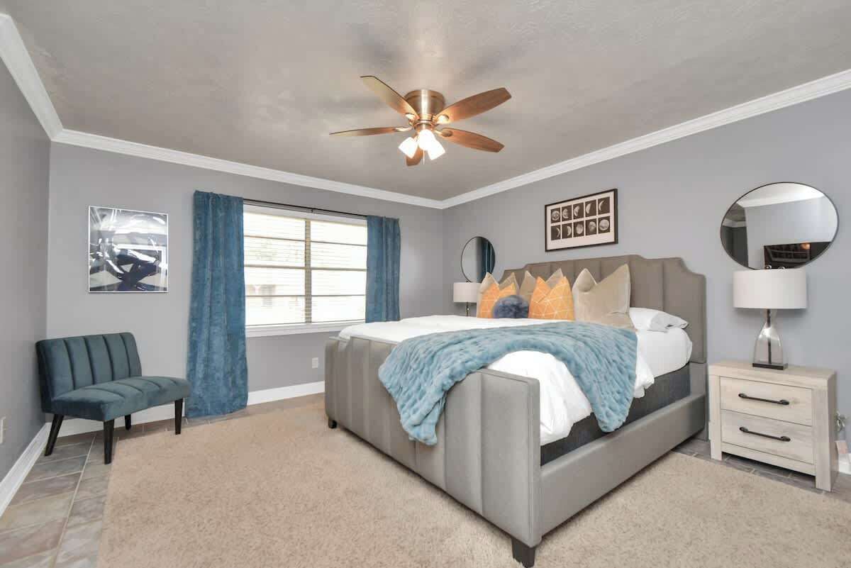 4 slaapkamers, een bureau, een strijkplank/strijkijzer, wifi