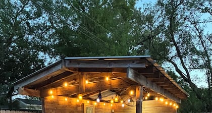 Backyard Oasis - Large Pool & Grill - in the Heart of Friendswood!