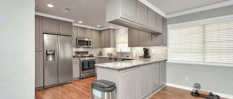 Refrigerador, microondas, horno, placa de cocina