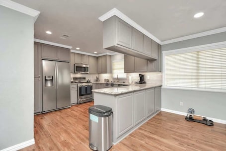 Fridge, microwave, oven, stovetop. Backyard Oasis-Pool & Grill-Heart of Friendswood!