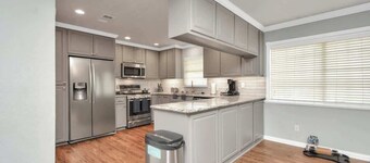 Backyard Oasis-Pool & Grill-Heart of Friendswood!