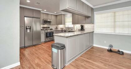 Backyard Oasis-Pool & Grill-Heart of Friendswood!