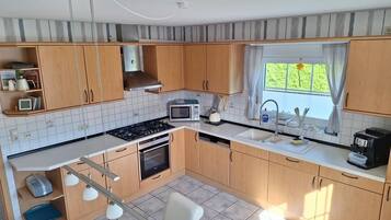 KĂŒhlschrank, Mikrowelle, Ofen, Herdplatte