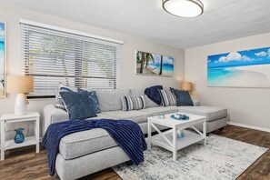 Smart TV, stereo - Little Treasure House minutes from Beach & Mercato (Naples)