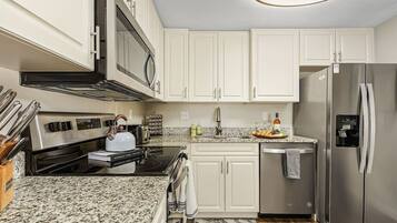 Frigorífic, microones, forn i placa de cuina