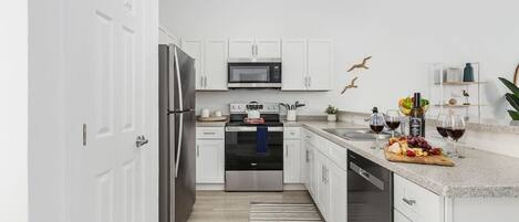 Kühlschrank, Mikrowelle, Ofen, Herdplatte