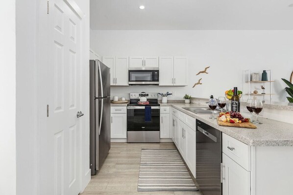 Køleskab, mikrobølgeovn, ovn, kogeplade