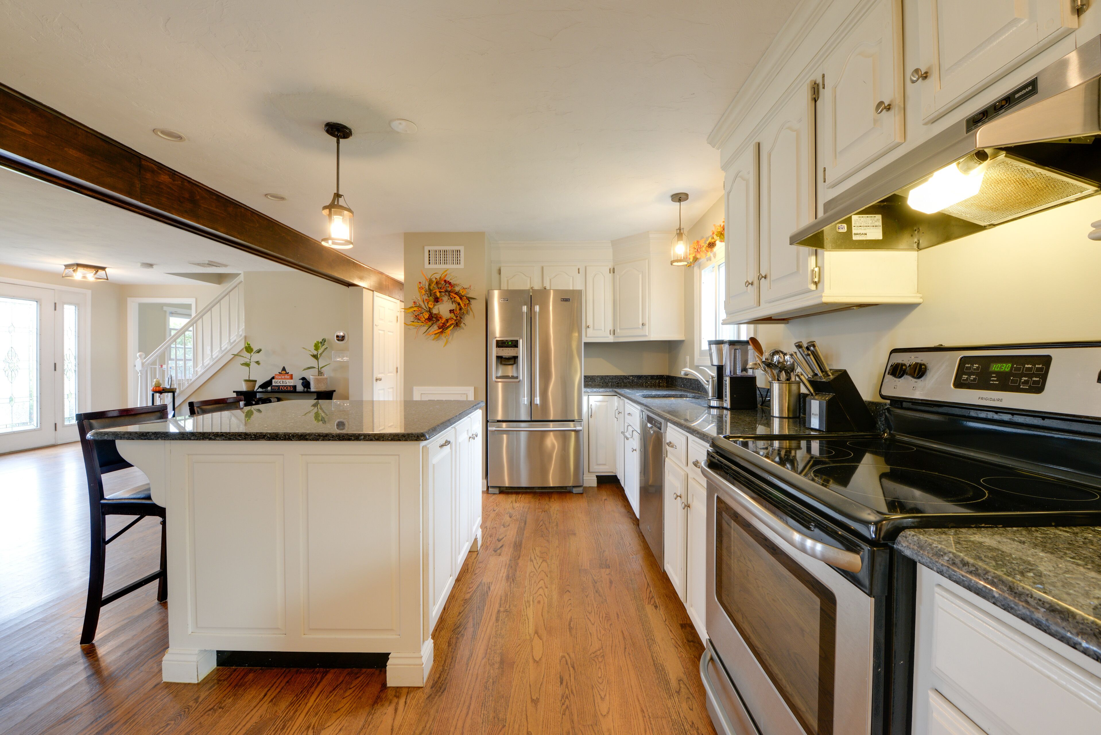Coffee/tea maker, fridge, microwave, stovetop