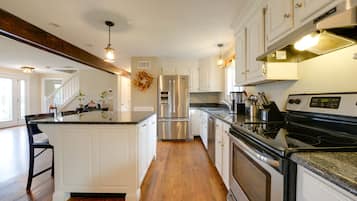 Coffee/tea maker, fridge, microwave, stovetop