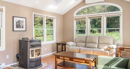4 Mi to Lake! Spacious Oxford Home w/ Pool