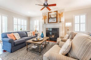 Smart TV, fireplace
