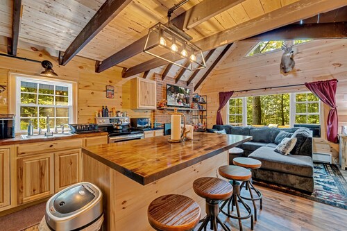 Pocono Chalet with AC, Heating, Fireplace, Firepit, Wi-Fi, Griddle grill, Deck