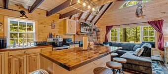 Pocono Chalet with AC, Heating, Fireplace, Firepit, Wi-Fi, Griddle grill, Deck