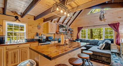 Pocono Chalet with AC, Heating, Fireplace, Firepit, Wi-Fi, Griddle grill, Deck