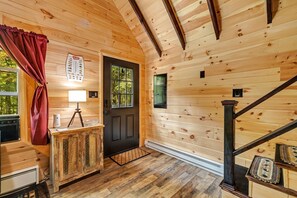 Interior - Pocono Chalet with AC, Heating, Fireplace, Firepit, Wi-Fi, Griddle grill, Deck (Pocono Lake)