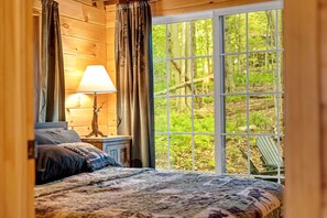 2 bedrooms, iron/ironing board, travel crib, free WiFi - Pocono Chalet with AC, Heating, Fireplace, Firepit, Wi-Fi, Griddle grill, Deck (Pocono Lake)