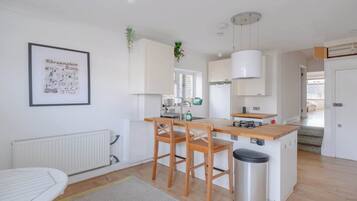 Frigorífico, horno, placa de cocina y tostadora