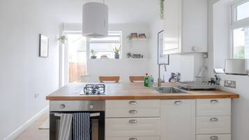 Frigorífico, horno, placa de cocina y tostadora