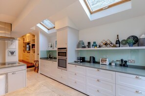 Fridge, microwave, oven, stovetop - Secluded & Serene 3BD Family Home - Wandsworth! (London)
