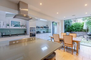 Fridge, microwave, oven, stovetop - Secluded & Serene 3BD Family Home - Wandsworth! (London)