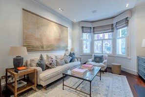 TV, fireplace, offices - Secluded & Serene 3BD Family Home - Wandsworth! (London)