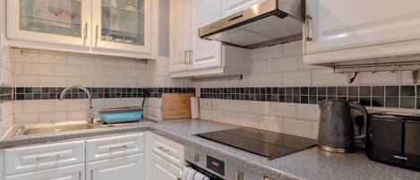 Kylskåp, ugn, spishäll och grytor/köksredskap