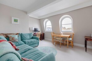 TV, offices - Quaint & Cosy 1BD Flat - Kensington Olympia! (London)